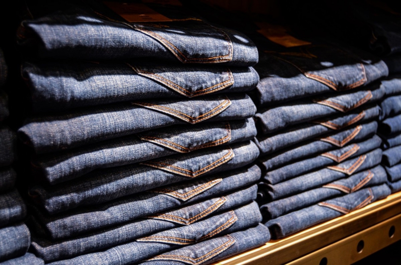 magasin-TOULON-min_jeans_pants_blue_shop_shopping_shelf_exhibition_buy-940702